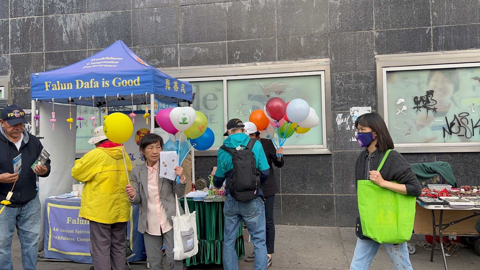 组图:万圣节当天 法拉盛缅街有逾150人三<span style='max-width:0px!important;margin-left:-4px;color:#eee!important;'>:</span>退<span style='max-width:0px!important;margin-left:-4px;color:#eee!important;'>.</span> 6 IMG 1391