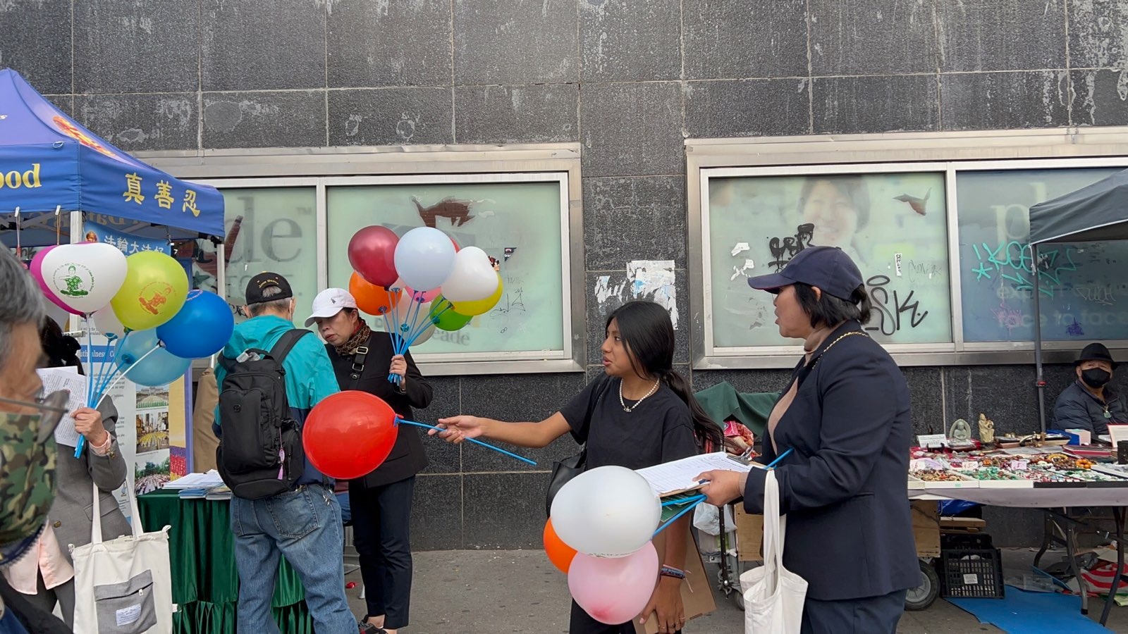 组图:万圣节当天 法拉盛缅街有逾150人三<span style='max-width:0px!important;margin-left:-4px;color:#eee!important;'>:</span>退<span style='max-width:0px!important;margin-left:-4px;color:#eee!important;'>.</span> 1 IMG 1392