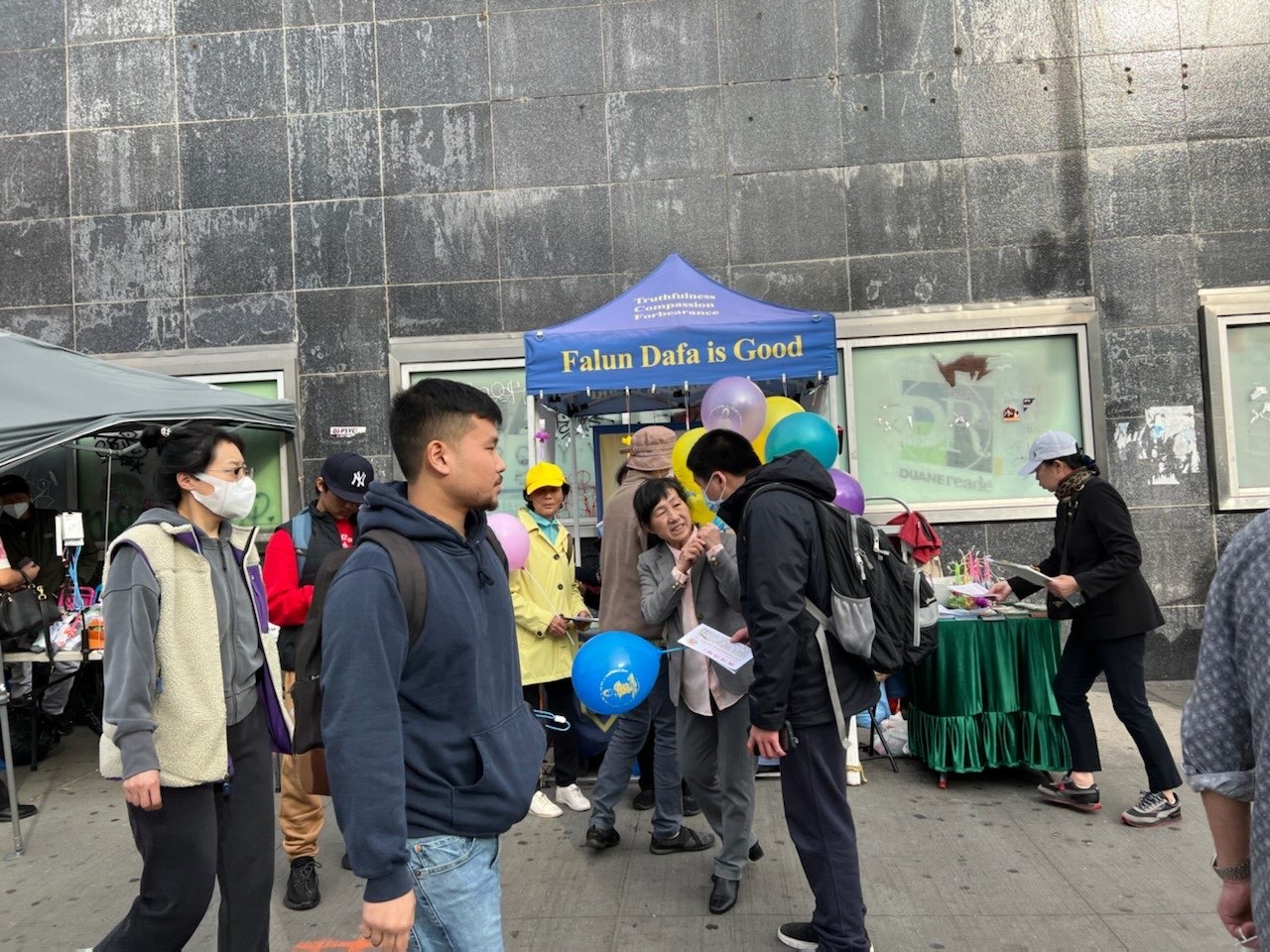 组图:万圣节当天 法拉盛缅街有逾150人三<span style='max-width:0px!important;margin-left:-4px;color:#eee!important;'>:</span>退<span style='max-width:0px!important;margin-left:-4px;color:#eee!important;'>.</span> 4 IMG 1427