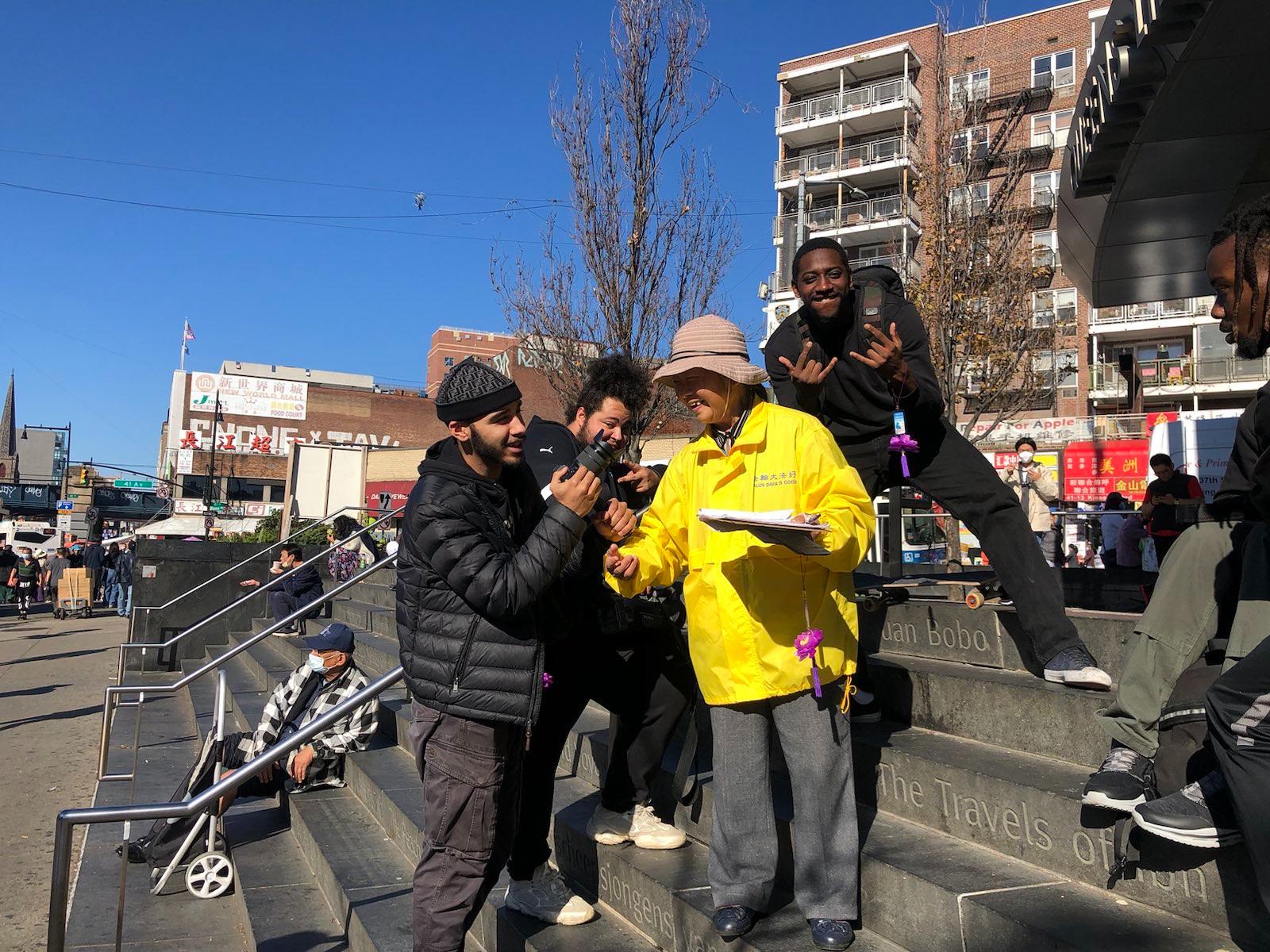 组图:万圣节当天 法拉盛缅街有逾150人三<span style='max-width:0px!important;margin-left:-4px;color:#eee!important;'>:</span>退<span style='max-width:0px!important;margin-left:-4px;color:#eee!important;'>.</span> 7 IMG 2729