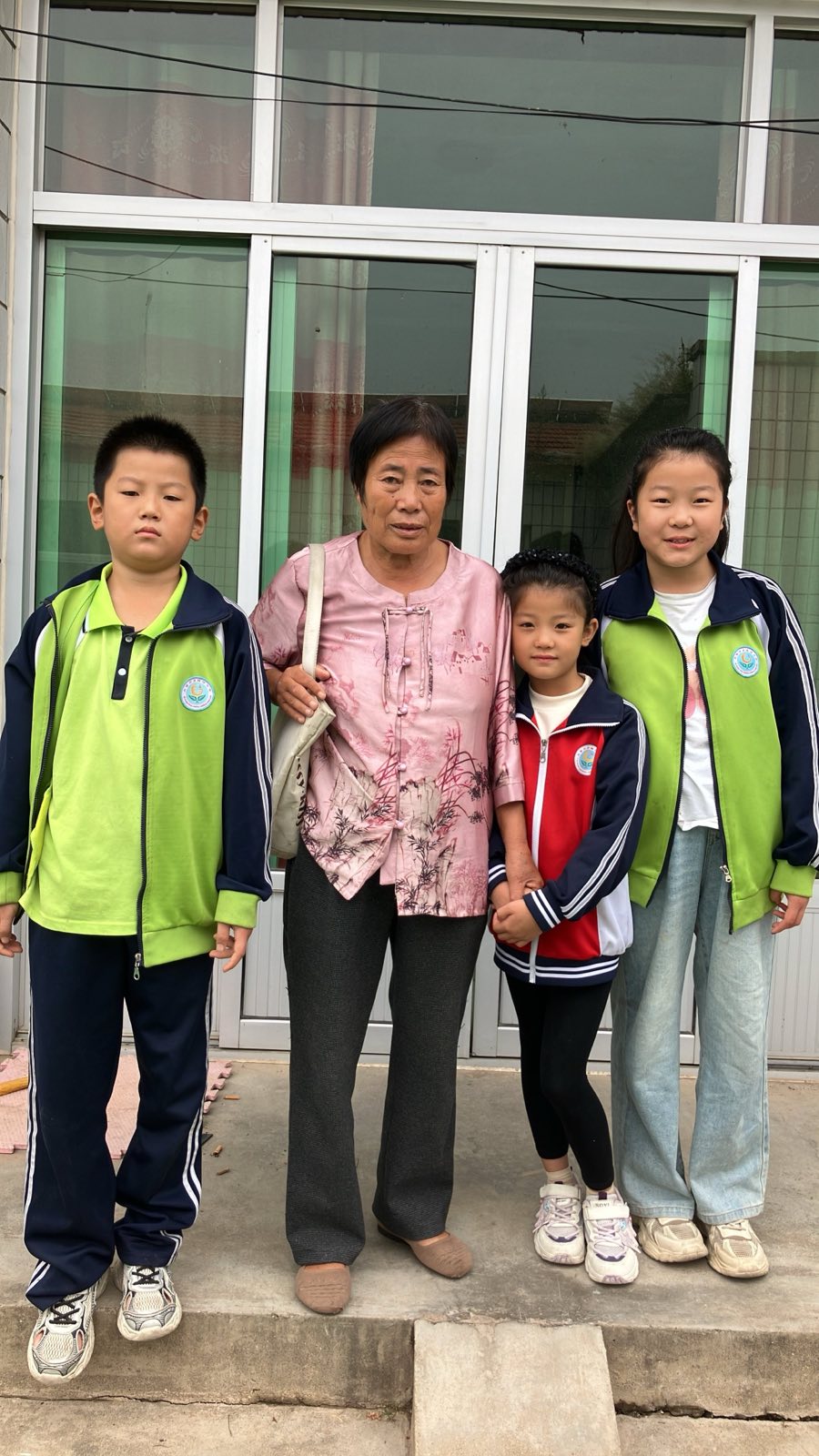 三个孩子呼喊母亲 中共与善良为敌 2 1101 2 id14625138 2025 10 10 195832 1